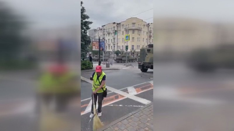 Rusya'da askeri önlemler sırasında temizlik görevlisi işine devam etti