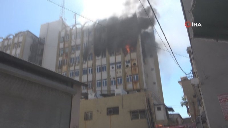 Adana'da iş yeri yangını: Gözyaşları içinde izlediler