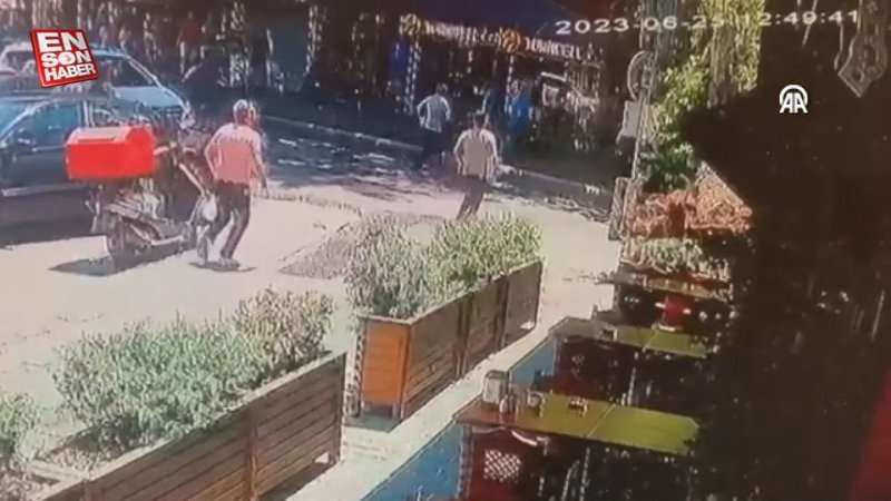 Üsküdar'da çınar ağacının devrilme anı