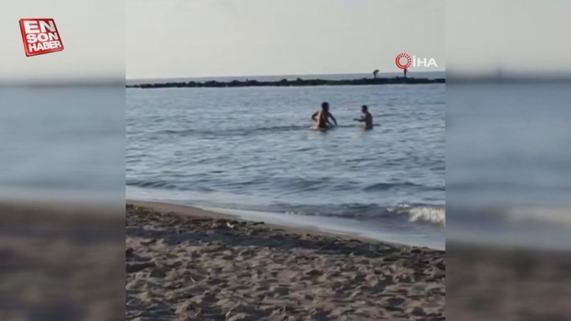 Karasu'da çevreye rahatsızlık verdiği iddia edilen kişiye denizde meydan dayağı