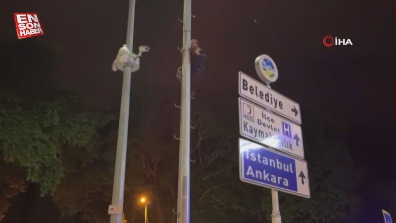 Sakarya'da zabıtadan kaçan dilenci aydınlatma direğine çıktı