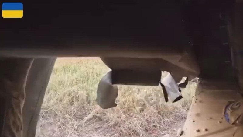 Ukrayna askerlerini taşıyan aracın mayına çarptığı an
