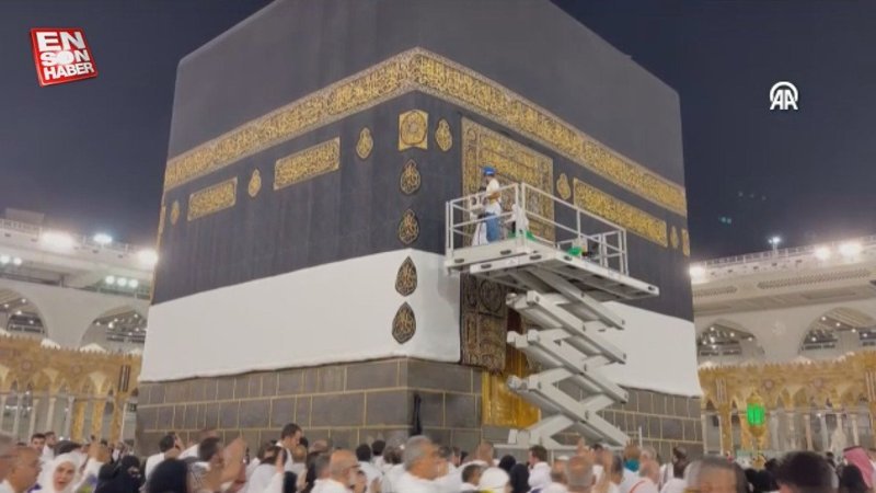Kabe'nin örtüsü temizlendi