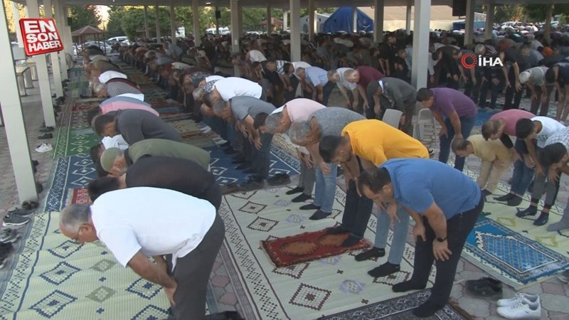 Malatyalılar bayram namazı için camileri doldurdu