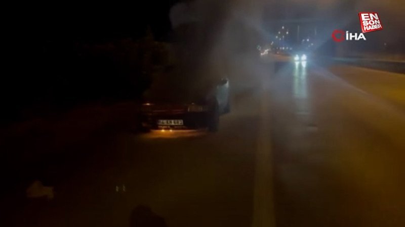Sakarya'da bir kişi otomobilinin yanışını çaresizce izleyip kayıt altına aldı