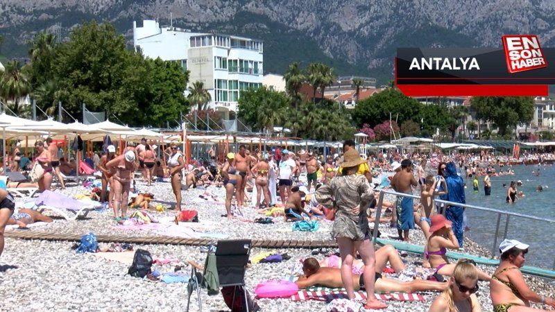 Antalya'da sahiller tıklım tıklım doldu