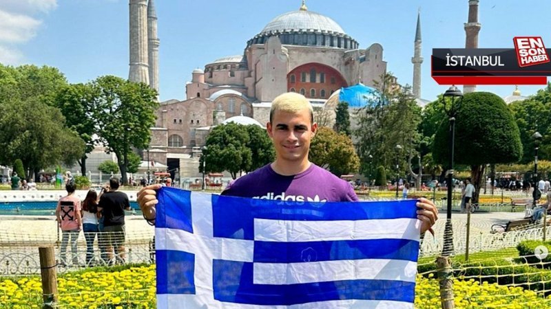 Yunan turist Ayasofya'nın önünde Yunan bayrağı açarak provokasyon yaptı