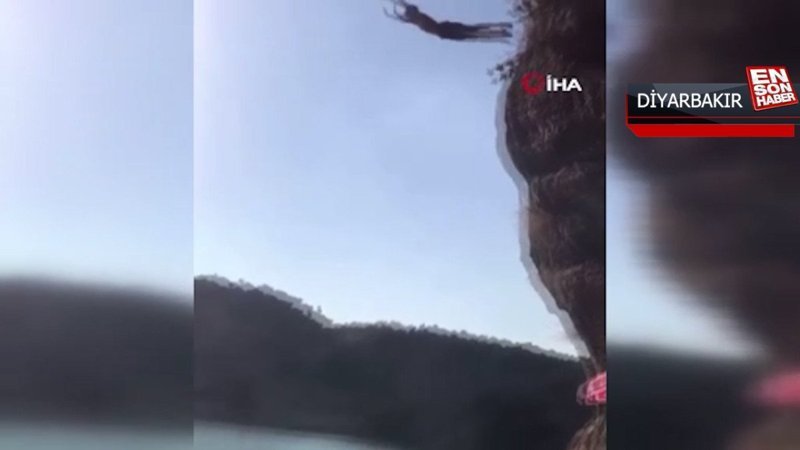 Çocukların baraj suyuna tehlikeli atlayışı yürekleri ağza getirdi