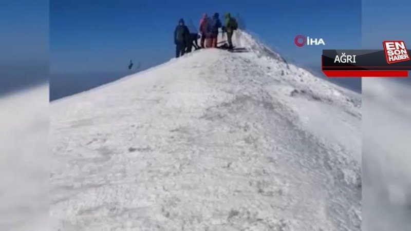 Yabancı turistler Ağrı Dağı zirvesinde