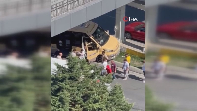 Eyüpsultan'da minibüs şoförü erkek arkadaşıyla tartışıp kazaya sebep oldu