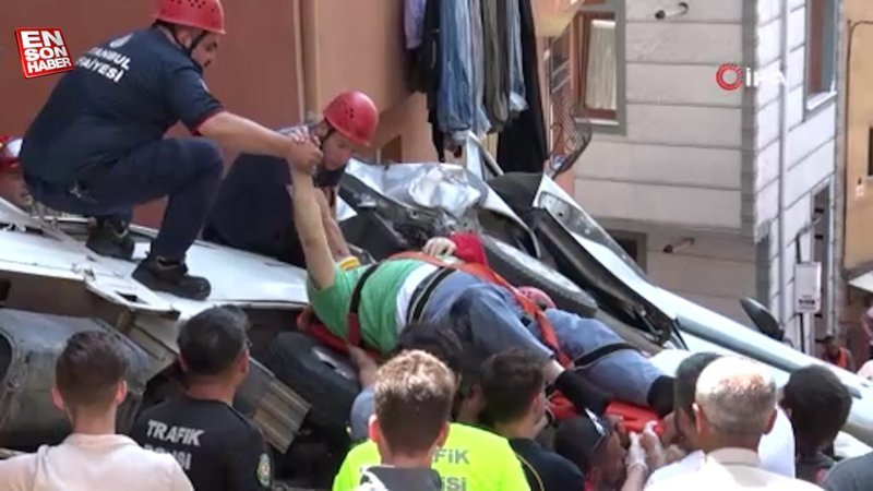 Kağıthane'de freni boşalan kamyonet, 2 araca çarptı