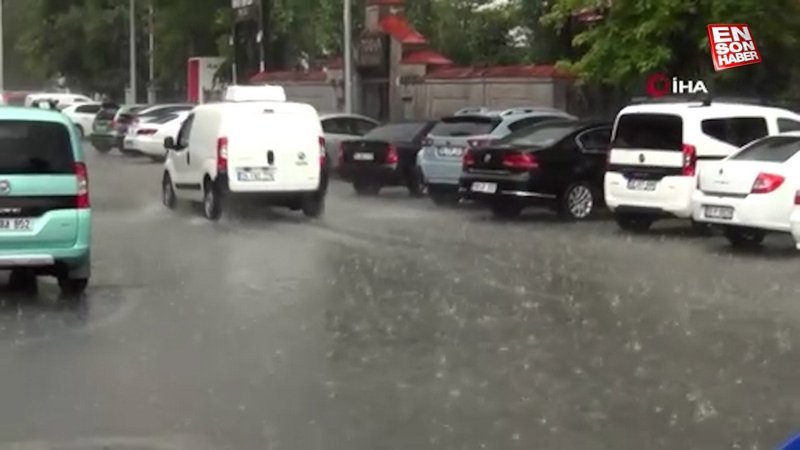 Kars’ta sağanak caddeleri göle çevirdi