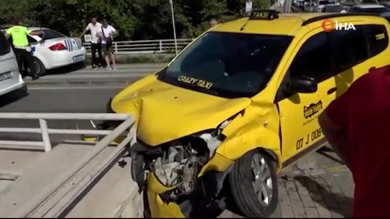 Antalya’da köprü çıkışında çarpışan araçlar, korkuluğa takıldı