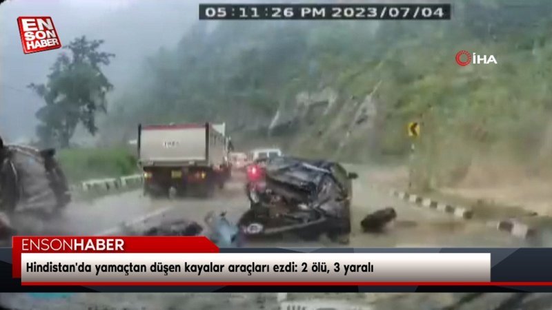 Hindistan'da yamaçtan düşen kayalar araçları ezdi: 2 ölü, 3 yaralı