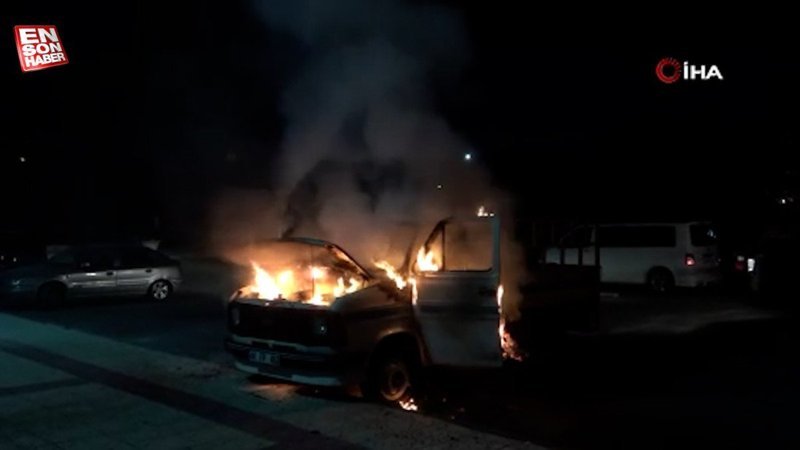 Malatya'da park halindeki kamyonet alev alev yandı