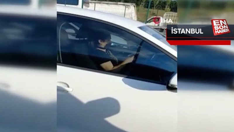 Küçükçekmece E-5’te ilginç görüntü: Trafikte örgü ördü