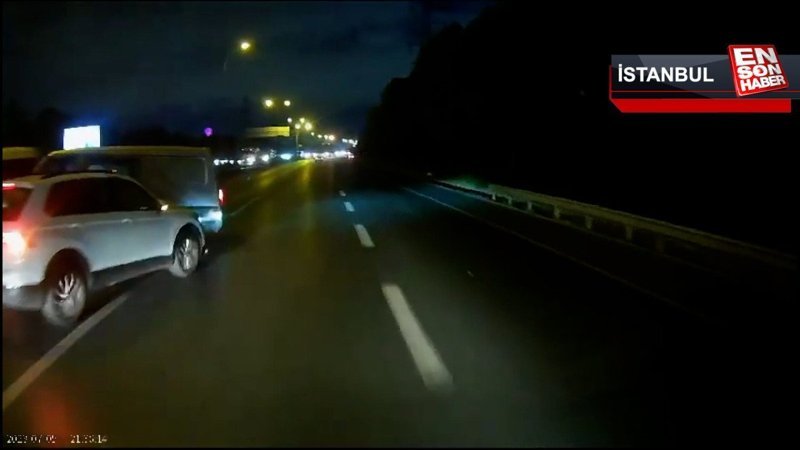 Bayrampaşa'da 4 aracın karıştığı zincirleme kaza kamerada