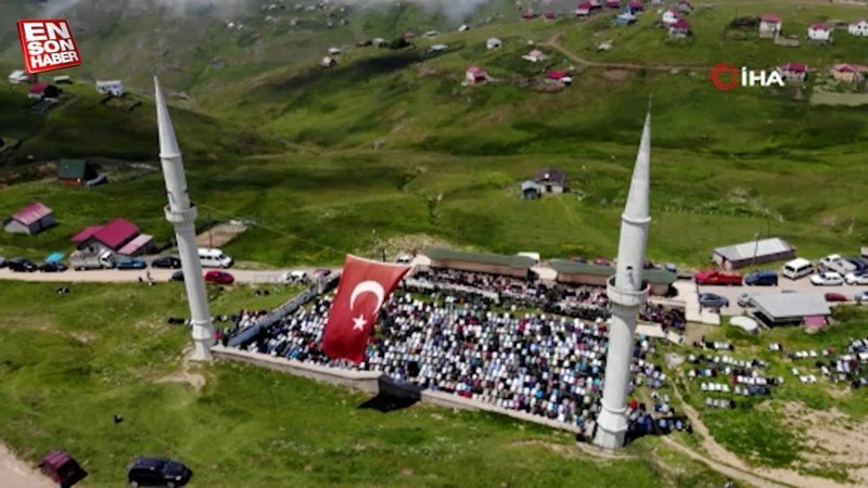 Gümüşhane'deki üstü açık camide 562 yıldır çimen üzerinde Cuma namazı kılınıyor