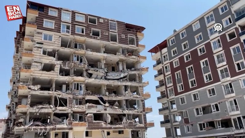 Hatay'da ağır hasarlı binaların yıkımı sürüyor