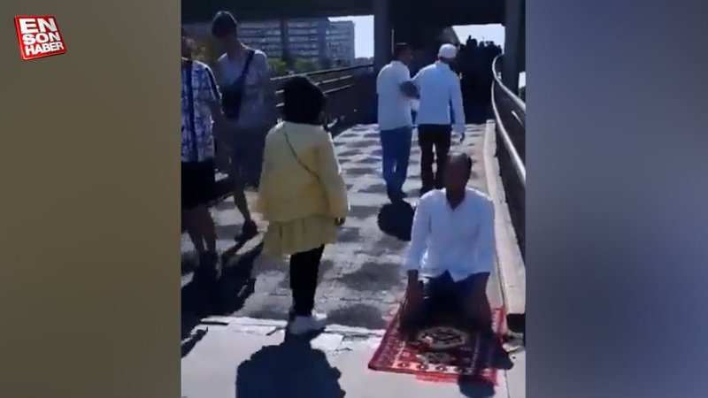 İstanbul'da metrobüs durağında seccadesini açıp namaz kıldı