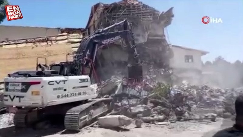 Malatya'da depremde hasar alan belediye binası yıkıldı