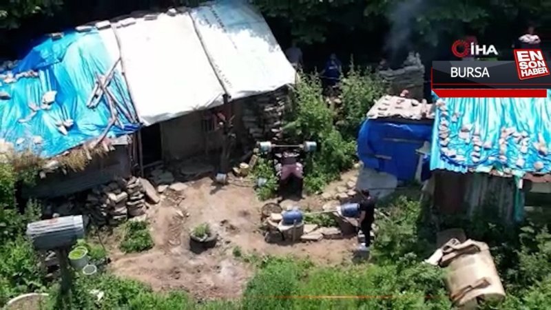 Bursa'da beton ve bidonlarla yaptığı 200 kilogram ağırlıklarla çalışıyor