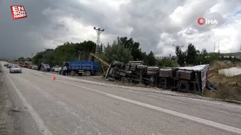 Amasya'da yola dökülen tır dolusu arpa, çiftçilerin dayanışmasıyla toplandı
