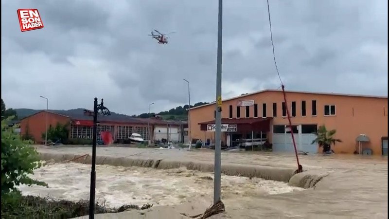 Bartın'da selde mahsur kalanlar helikopterle kurtarıldı