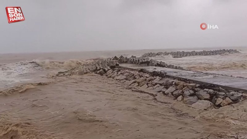 Düzce'de Karadeniz’e dökülen dereler denizin rengini değiştirdi