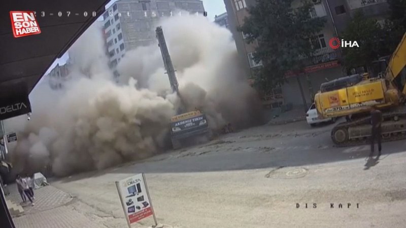 Elazığ'da ağır hasarlı bina tek dokunuşla yıkıldı