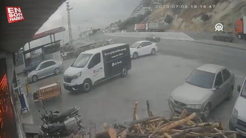 Hatay'da park halindeki otomobil, kendiliğinden hareket etti