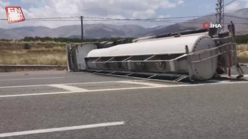 Malatya-Elazığ karayolunda yakıt dolu tanker devrildi
