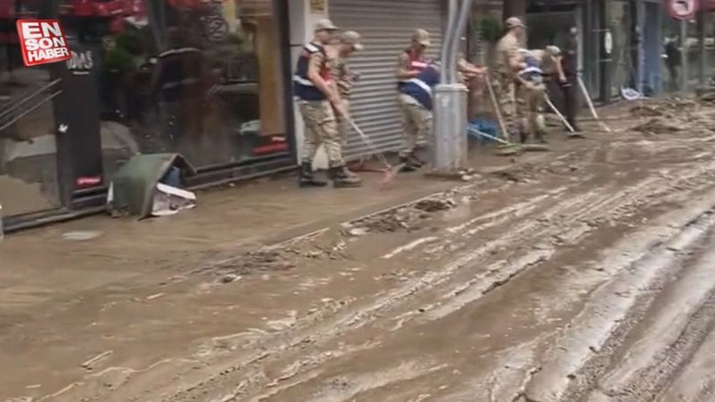 Ordu’da sel sonrası kapanan sahil yolunda çalışmalar sürüyor