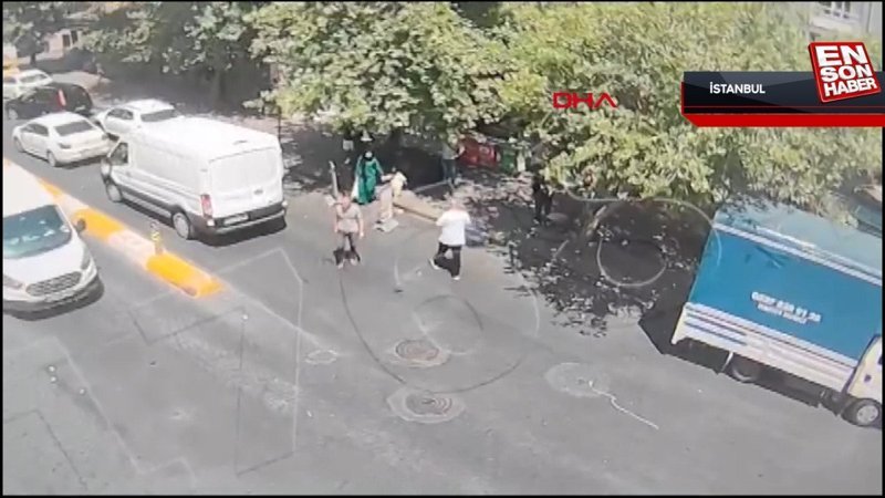 Beyoğlu'nda polis, motosikletle kaçan gaspçıların üzerine atladı