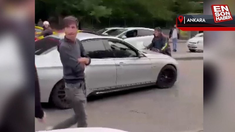 Ankara'da tartıştığı moto kuryeyi otomobilin kaputunda sürükledi