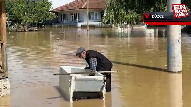 Düzce'de sular altında kalan köyde buzdolabını kayık yaptı