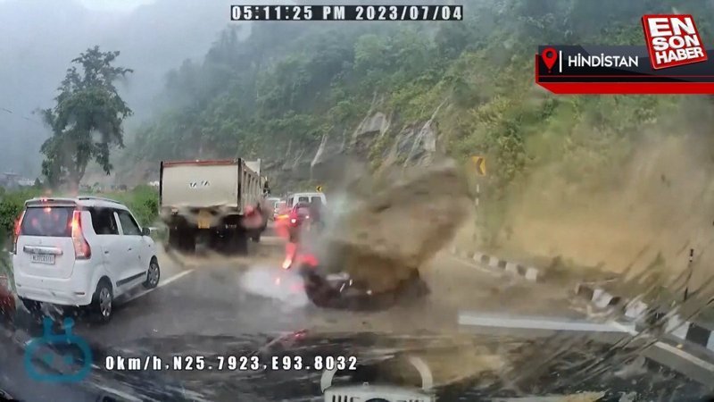 Hindistan'da yamaçtan düşen kayalar araçları ezdi