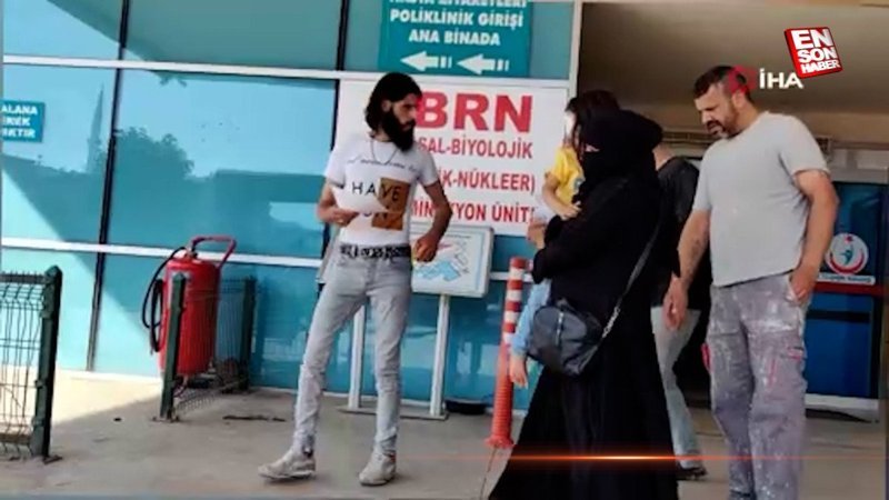 Bursa’da koşarken gözüne bıçak saplandı