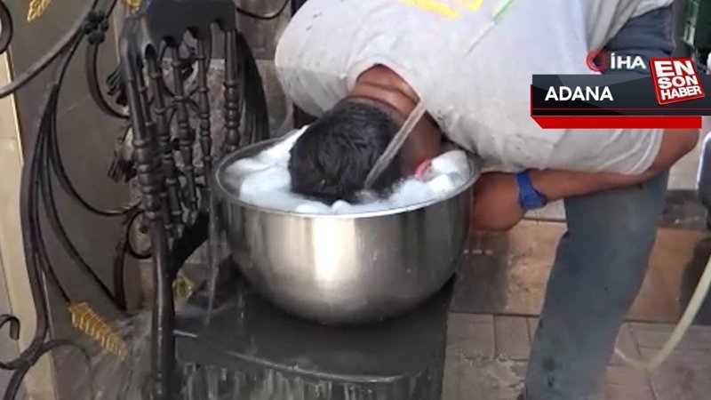 Adana'da fırıncılar kafalarını buzlu suya sokarak serinliyor