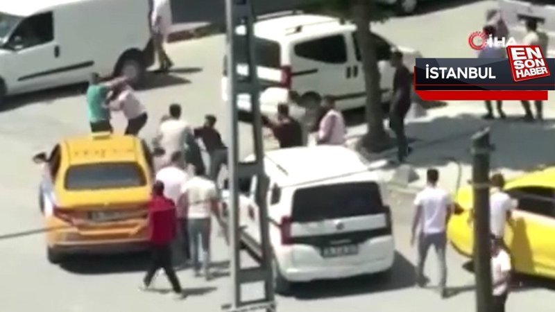 Arnavutköy'de taksi şoförleri ve otomobil sürücünün yol verme kavgası