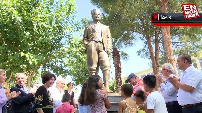 CHP'li İzmir Büyükşehir Belediyesi, Atatürk Heykeli'nin açılışını yaptı
