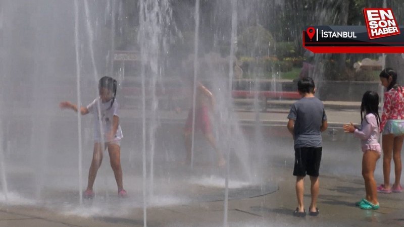 Kadıköy'de çocukların serinleme keyfi