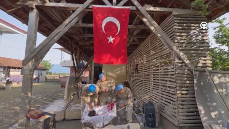 Mehmetçik Düzce'deki selde su altında kalan köyün yardımına koştu