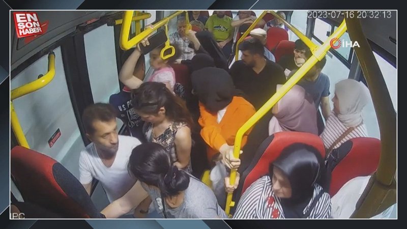 Bursa'da tesettürlü genç kıza hakaret eden kadına yolculardan tepki