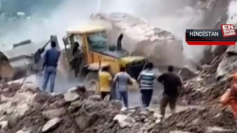 Hindistan’daki toprak kaymasında sürücü son anda kurtuldu