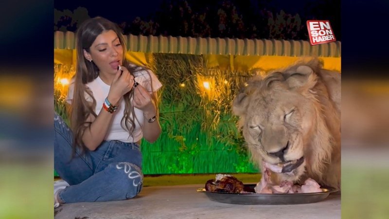 Aslanla aynı tabaktan yemek yiyen kadının görüntüleri