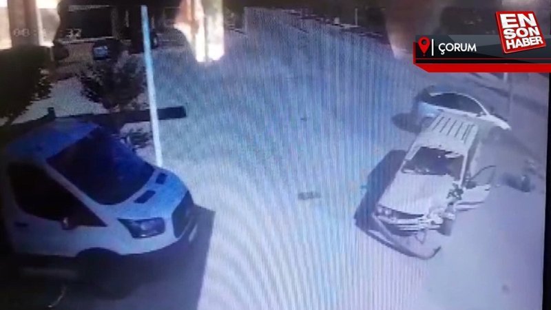 Çorum'da iki otomobilin çarpıştığı kaza kamerada