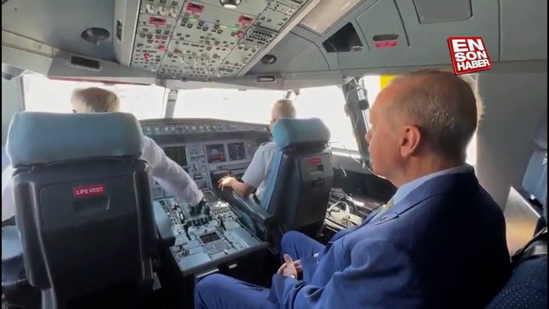 Cumhurbaşkanı Erdoğan, yenilenen Ercan Havalimanı'na inişi uçağın kokpitinden izledi