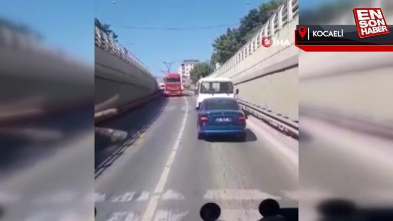 Kocaeli'de arızalanan otomobili geri geri çekti