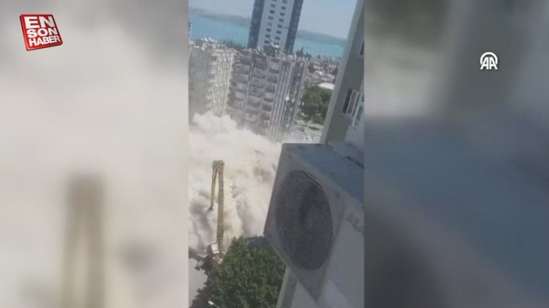 Adana'da depremde hasar alan bina kontrollü yıkım sırasında devrildi